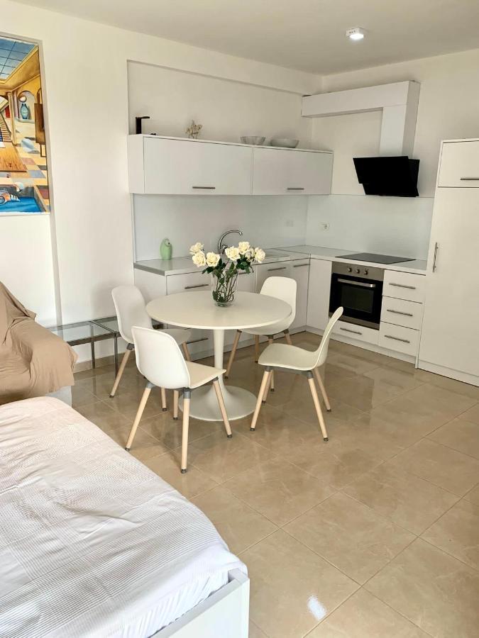 Loli Apartment Luxury White Residence Sarandë エクステリア 写真