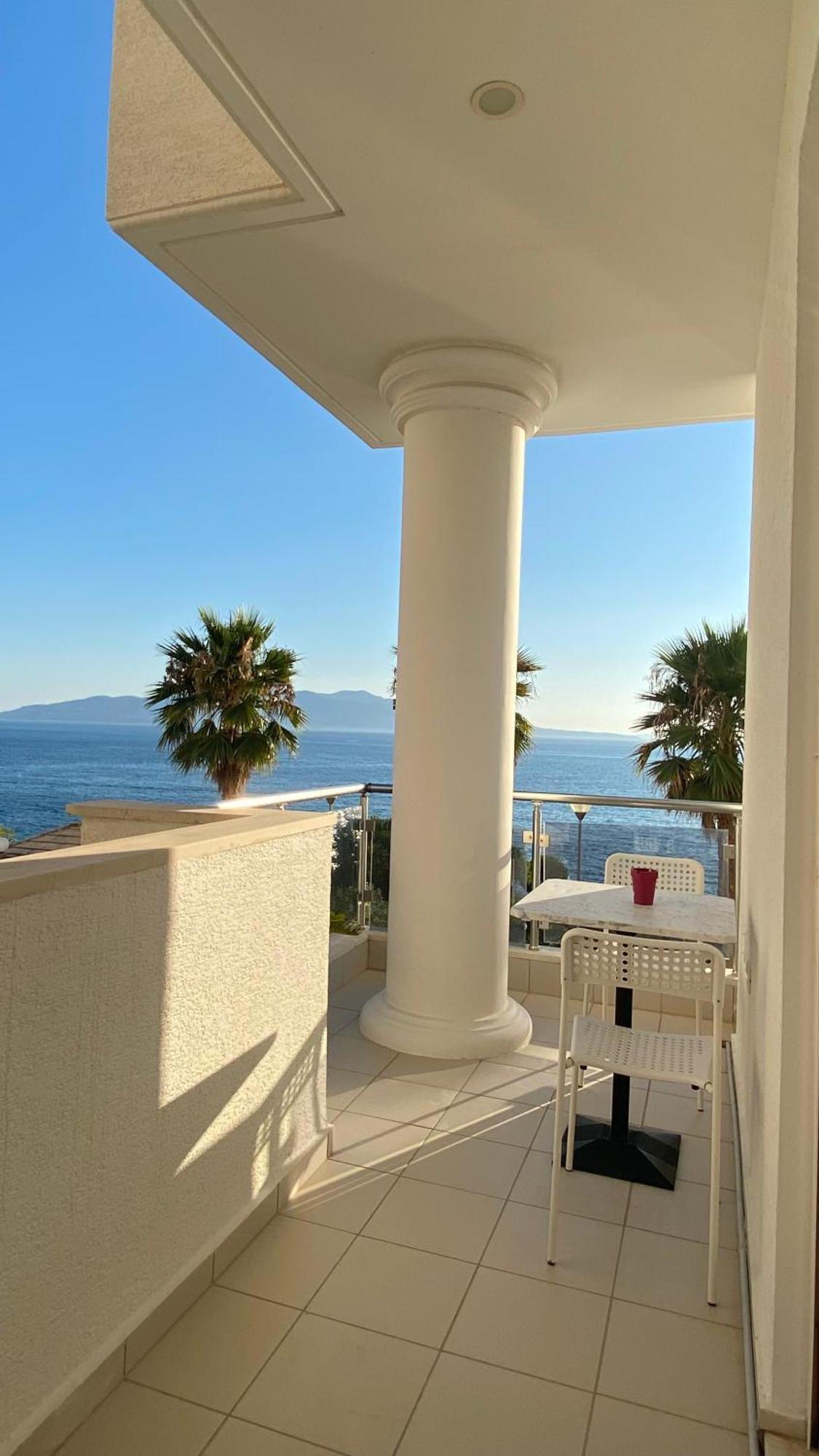 Loli Apartment Luxury White Residence Sarandë エクステリア 写真